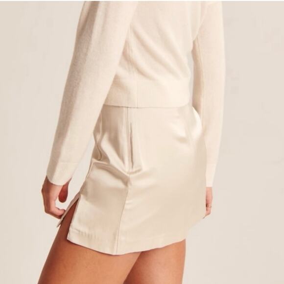 Abercrombie & Fitch Elegant Cream Mini Skirt with Side Slit - Picture 3 of 5